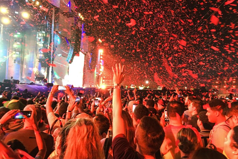 Penonton Rock in Rio di bawah hujan konfeti