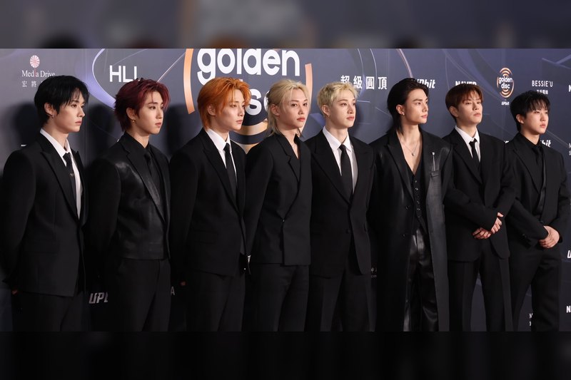 Delapan anggota Stray Kids berjas hitam